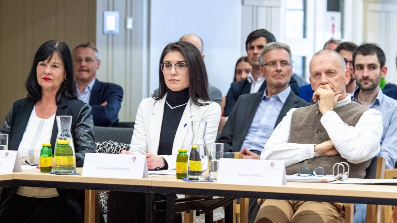 FPÖ-Stadtparteiobfrau Jacqueline Schauer (l.), FPÖ-Gemeindevertreterin Jasmin Maziborsky und Gemeindevertreter Klaus Weickl (Bürgerliste Hallein).  
