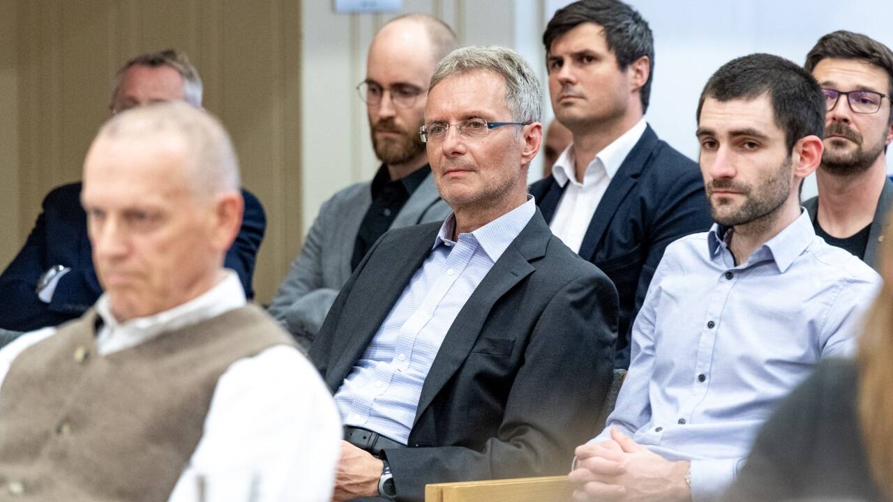 Im Publikum: Olympiasieger und Ehrenbürger Thomas Stangassinger mit Stefan Stangassinger, dem Sohn von Bürgermeister Alexander Stangassinger. 