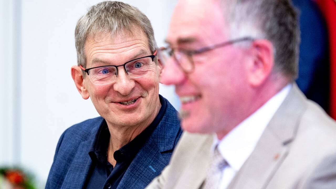 Peter Reifberger, Abteilungsleiter für Bildung und Personal, mit Bürgermeister Alexander Stangassinger. 