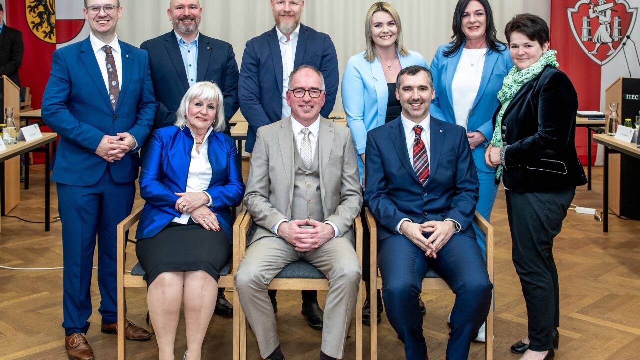 Die neue Gemeindevorstehung der Stadtgemeinde Hallein. Sitzend: Vize-Bgm. Rosa Bock, Bgm. Alexander Stangassinger und Vize-Bgm. Josef Sailer (alle SPÖ). Stehend: SPÖ-Stadtrat Florian Koch, SPÖ-Stadtrat Markus Schörghofer, FPÖ-Stadtrat Thomas Solf, SPÖ-Stadträtin Kristina Spindler, SPÖ-Stadträtin Ingrid Zimmerling und ÖVP-Stadträtin Katharina Seywald. 