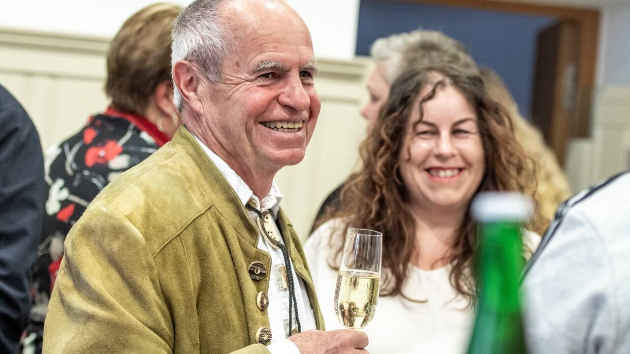 In Feierlaune: Walter Ebner (ehemaliger SPÖ-Stadtrat und Begründer des „Bündnis für Hallein“) mit seiner Tochter, SPÖ-Gemeindevertreterin Patrizia Ebner. 