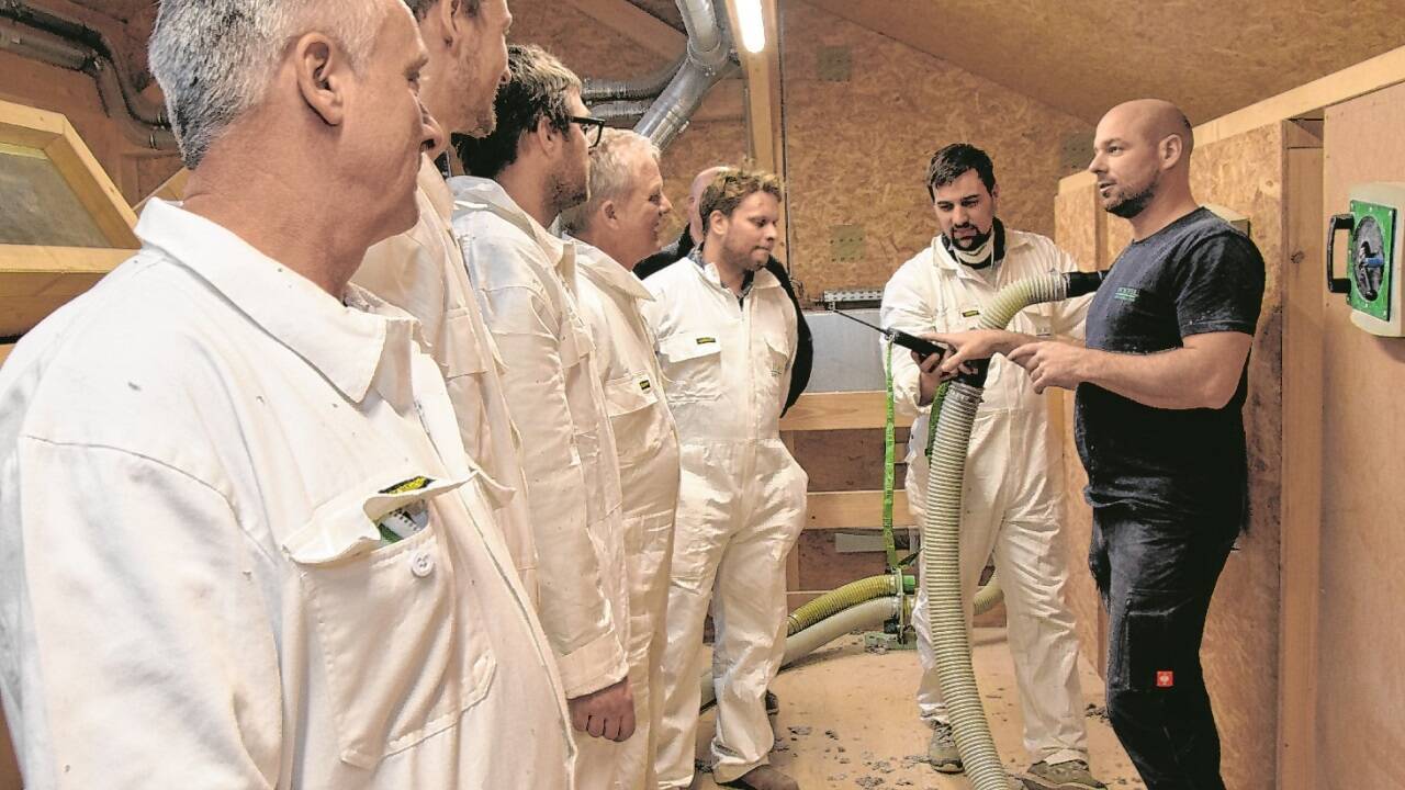 Schulungsleiter Akosh Horvath erklärt der Gruppe, wie das System funktioniert.  