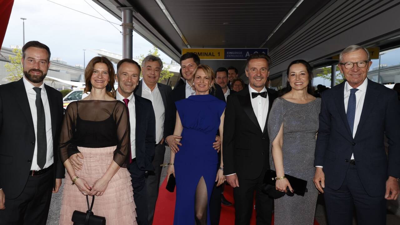 V. l.: LH-Vize Stefan Schnöll, Salzburgs zukünftiger Bürgermeister Bernhard Auinger mit Gattin Marie-Christin, Vizekanzler Werner Kogler, SN-Geschäftsführer Maximilian Dasch mit Ehefrau Lulavere, Sportlandesrat Martin Zauner mit Manuela Koppitsch und Landeshauptmann Wilfried Haslauer. 