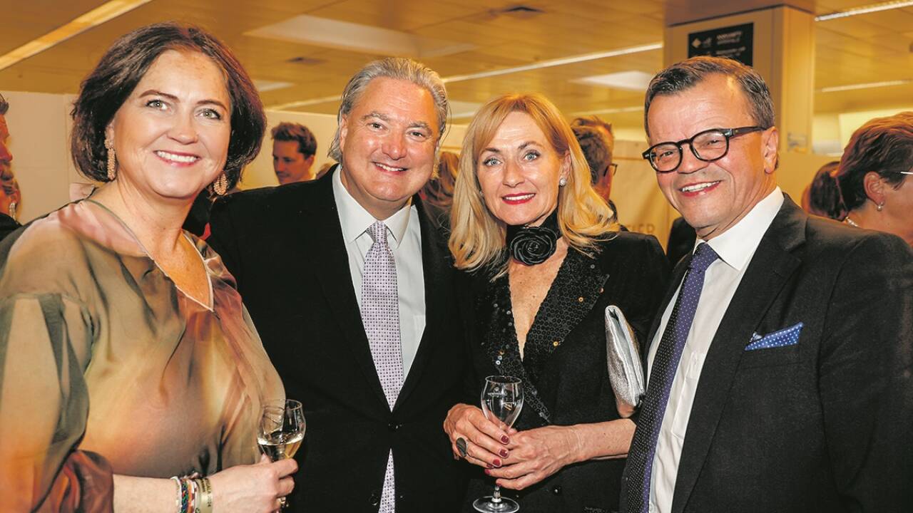 SN-Chefredakteur Manfred Perterer (r.) und Ehefrau Marianna begrüßten Erwin van Lambaart (Österreichische Lotterien) und Gattin Caroline.  