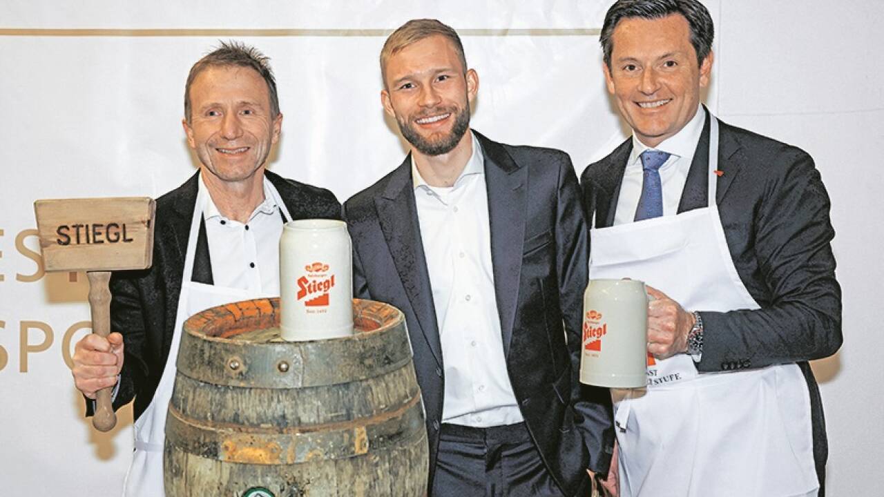 Beim Stiegl-Bieranstich: ÖFB-Präsident Klaus Mitterdorfer, Fußballstar Konrad Laimer (FC Bayern München und Leistungsträger im Nationalteam) mit Stiegl-Generalrepräsentant Thomas Gstaltmaier. 