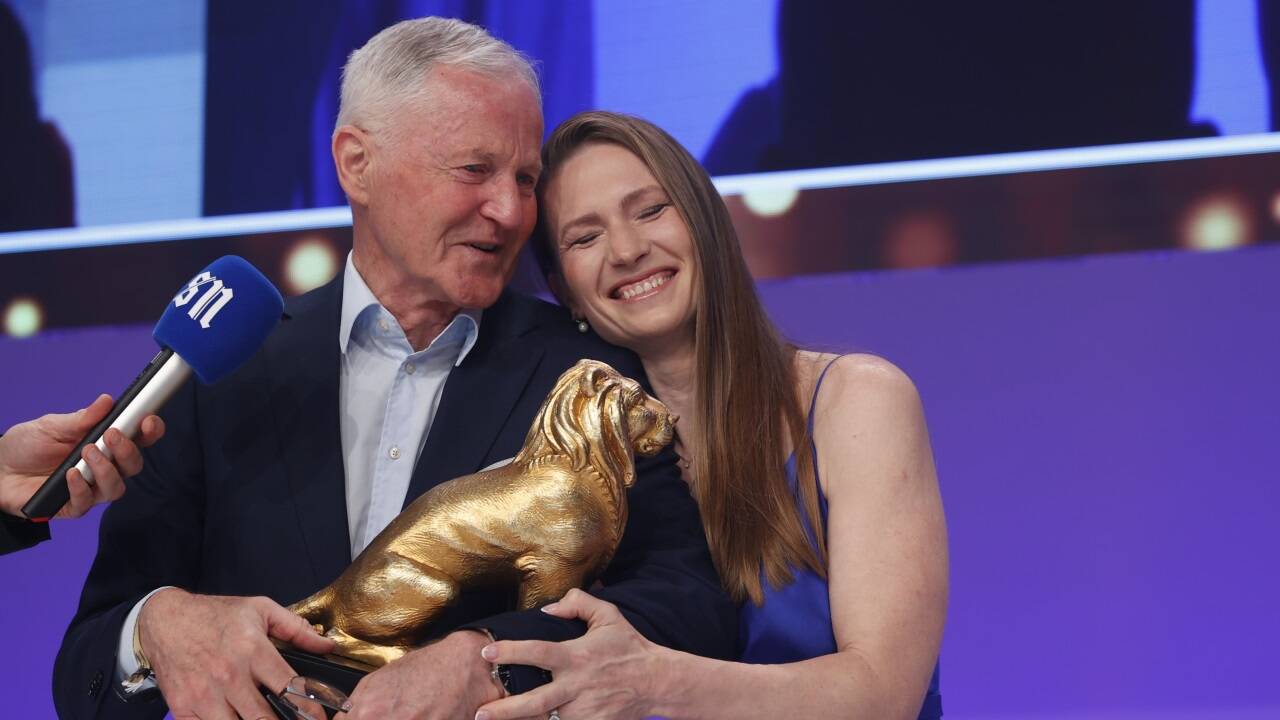 Sichtlich gerührt: Biathlonlegende Alfred Eder wurde mit dem Goldenen Löwen für das Lebenswerk 2024 ausgezeichnet. Sein früherer Schützling, Olympiasiegerin Darya Domracheva, gratulierte. 