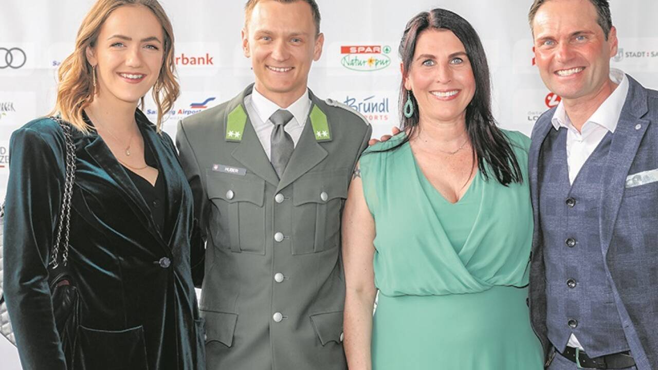Skispringer Daniel Huber mit Ehefrau Franziska und Chefcoach Andreas Widhölzl mit Gattin Kathrin.<br /> 