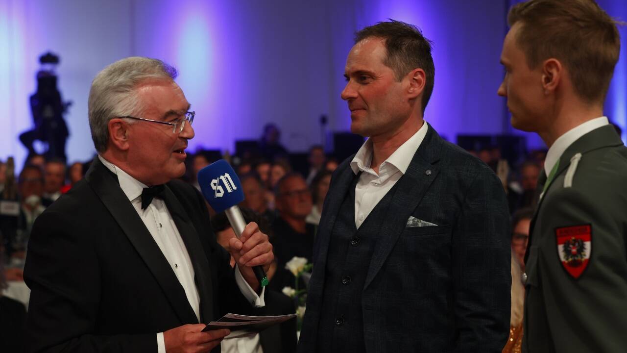 SN-Sportchef Richard Oberndorfer im Gespräch mit Skisprung-Erfolgscoach Andreas Widhölzl und Skispringer Daniel Huber.  