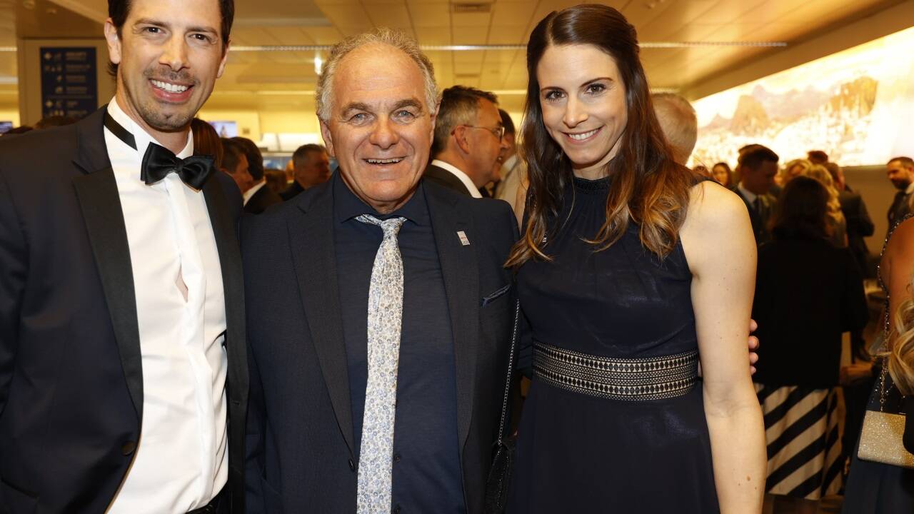 Skifahrerin Mirjam Puchner mit Bruder Joachim und Bartl Gensbichler (Präsident des Salzburger Landes-Skiverbandes), der die Ski-WM 2025 nach Saalbach geholt hat. 