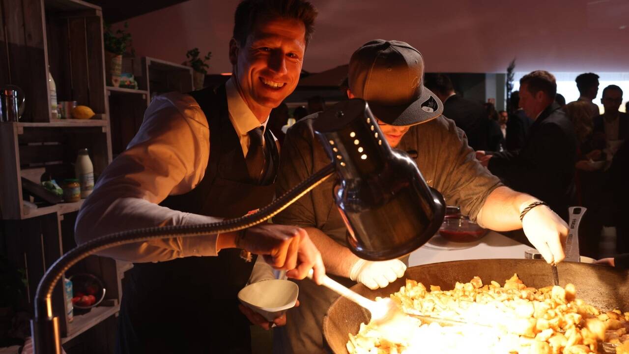 Der ehemalige Skistar Hannes Reichelt durfte das Kaiserschmarrn-Buffet eröffnen. 