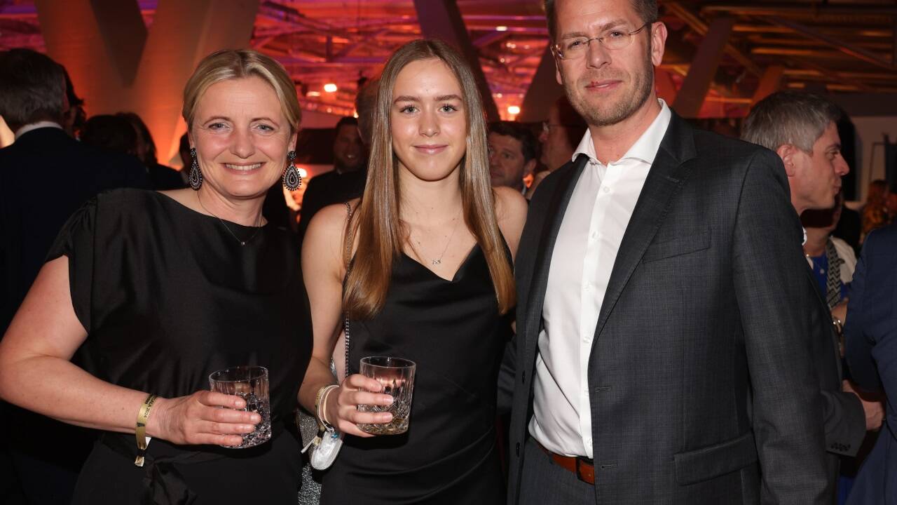 Als „Publikumsliebling“ prämiert: Schwimmerin Katharina Schiessendoppler mit Vater Bernhard und Mutter Margit.  