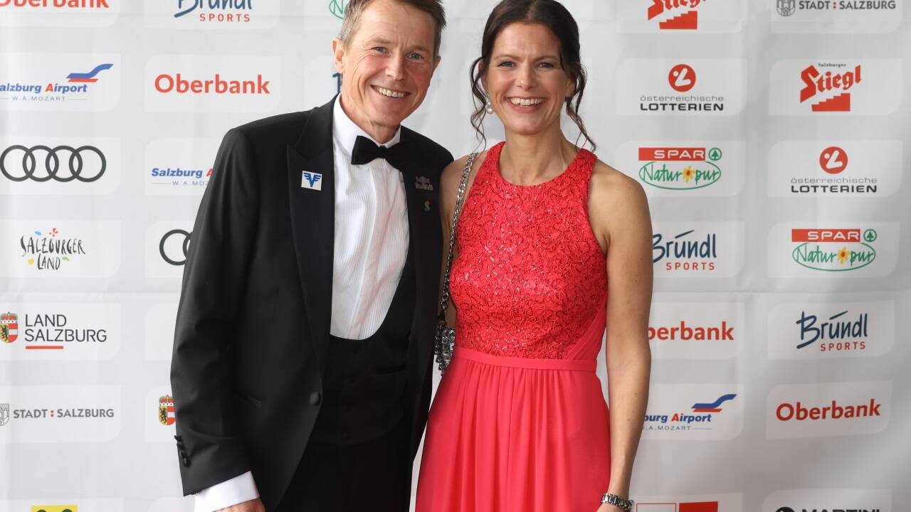 Ebenfalls im Terminal 2 des Salzburg Airport mit dabei: Ex-Skisprungstar Andreas Goldberger mit Ehefrau Astrid. 