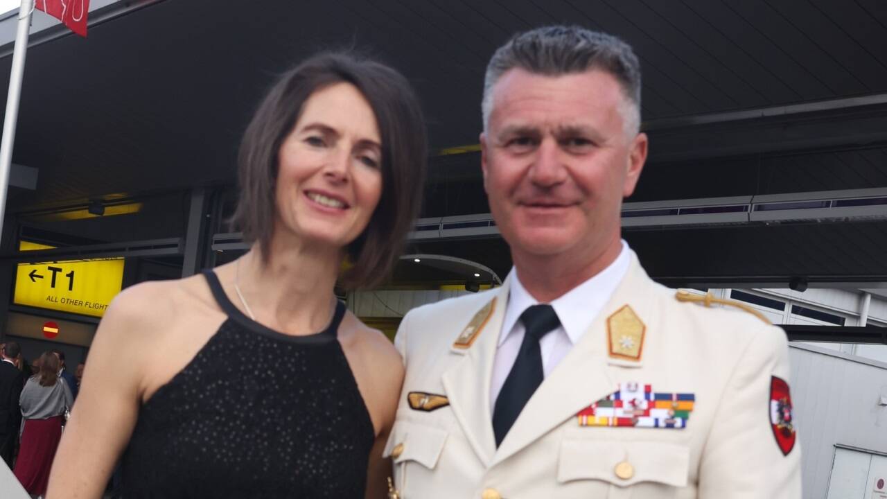 Brigadier Peter Schinnerl, Militärkommandant des Bundeslandes Salzburg, mit Gattin Elke. 