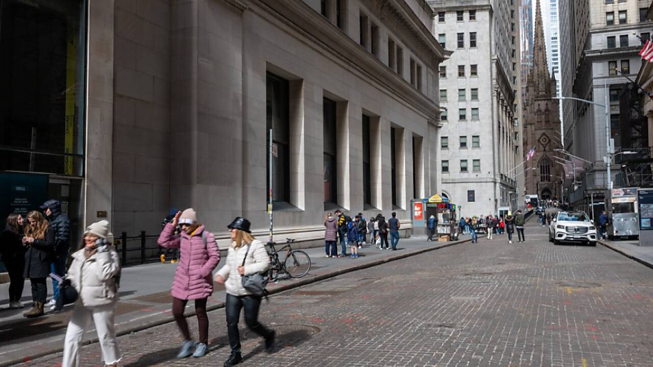 Menschen auf der Stra§e in Manhattan unmittelbar nach dem Erdsto§ Menschen auf der Stra§e in Manhattan unmittelbar nach dem Erdsto§