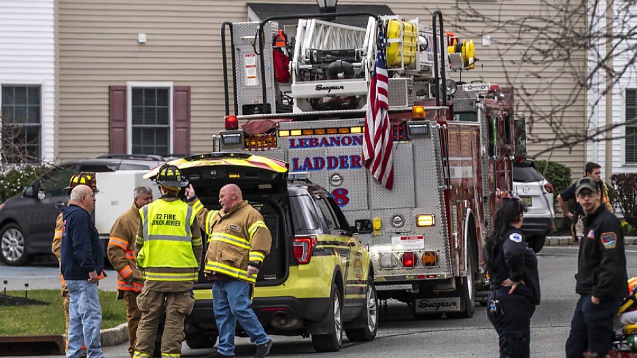 Feuerwehrleute nahmen nach den Beben Checks vor Feuerwehrleute nahmen nach den Beben Checks vor