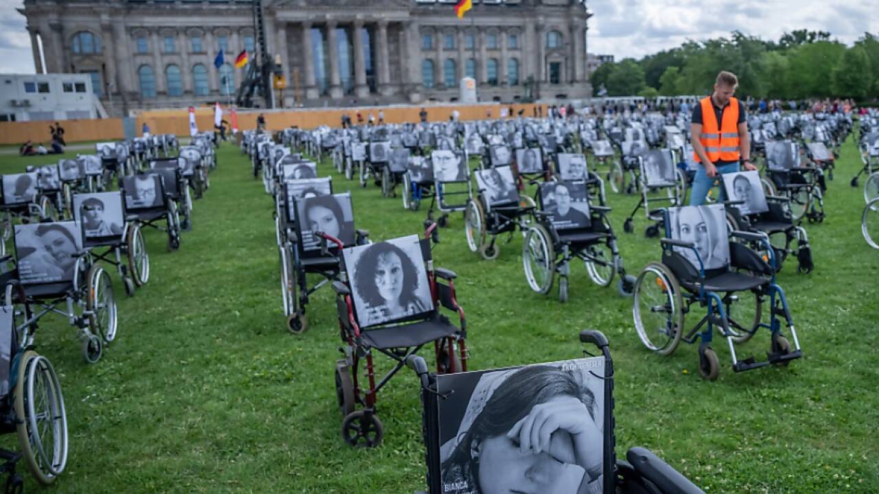 Im Bild: Ein Protest der NGO 'Nichtgenesen' vom Juli 2023 in Berlin 