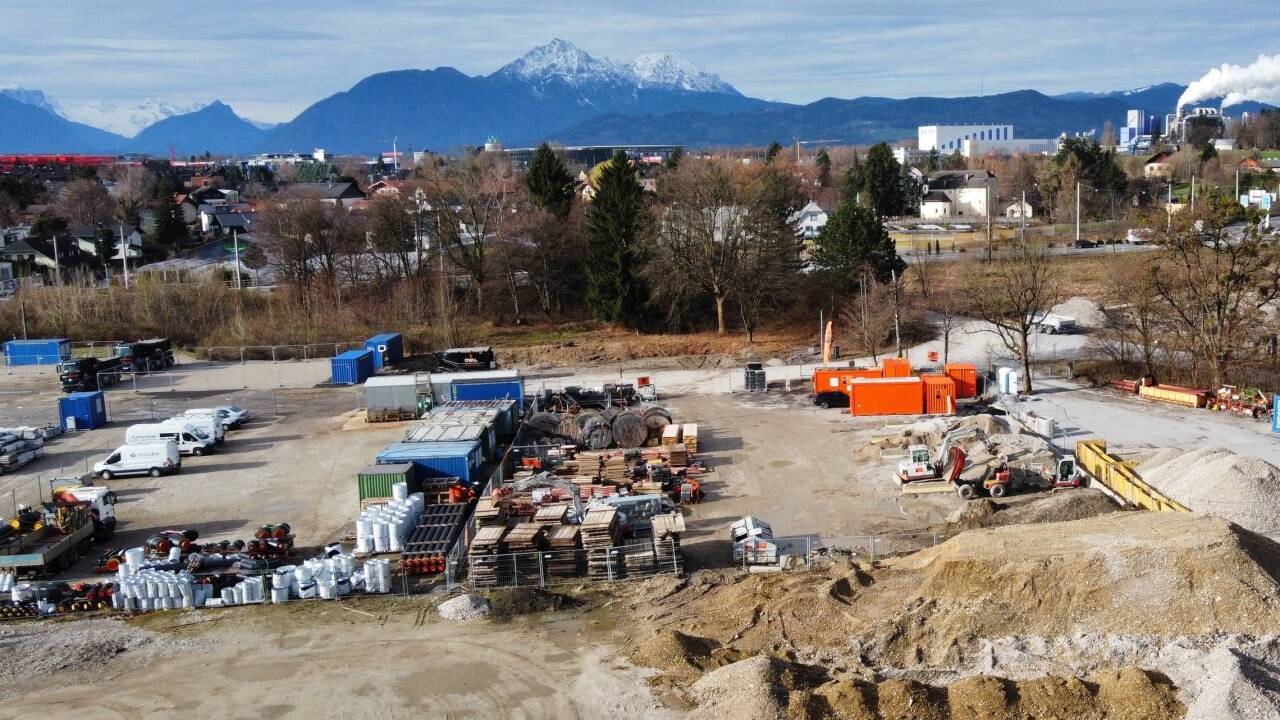 Derzeit werden am ehemaligen Asfinag-Areal in Liefering Container abgestellt. 