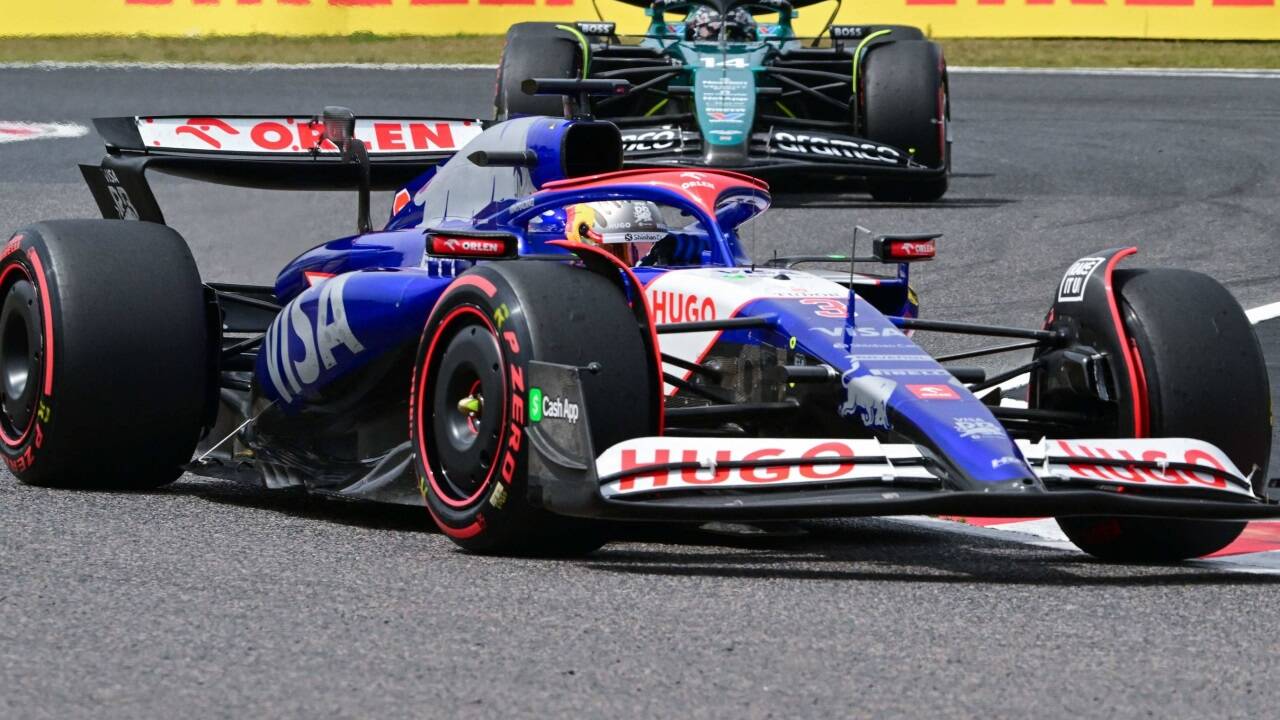 Fernando Alonso verfolgt Daniel Ricciardo. Fernando Alonso verfolgt Daniel Ricciardo.