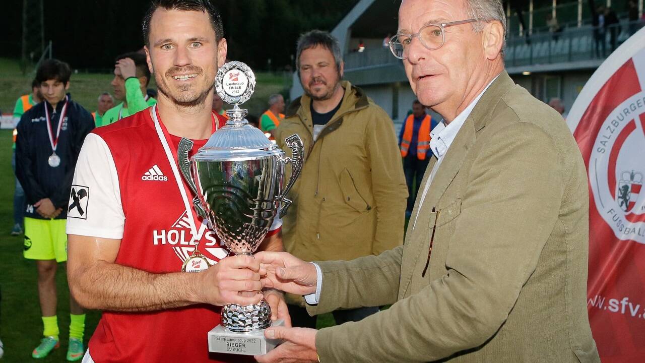 Herbert Hübel (r.) wird dem Salzburger Fußballverband ab September nicht mehr vorstehen. Herbert Hübel (r.) wird dem Salzburger Fußballverband ab September nicht mehr vorstehen.