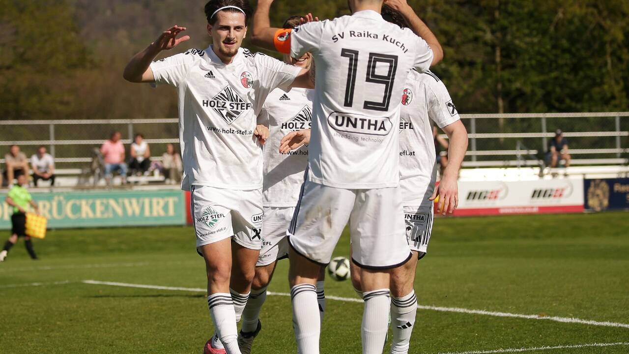 Kuchls Milos Savic (links) jubelt mit Kapitän Max Danner über seinen Führungstreffer in Anif.  