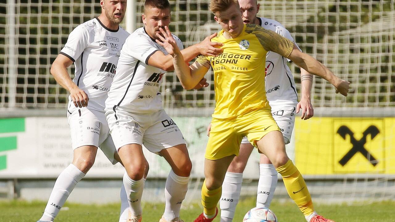 Eric Mitterlechner (gelb) bekommt einen neuen Trainer. 