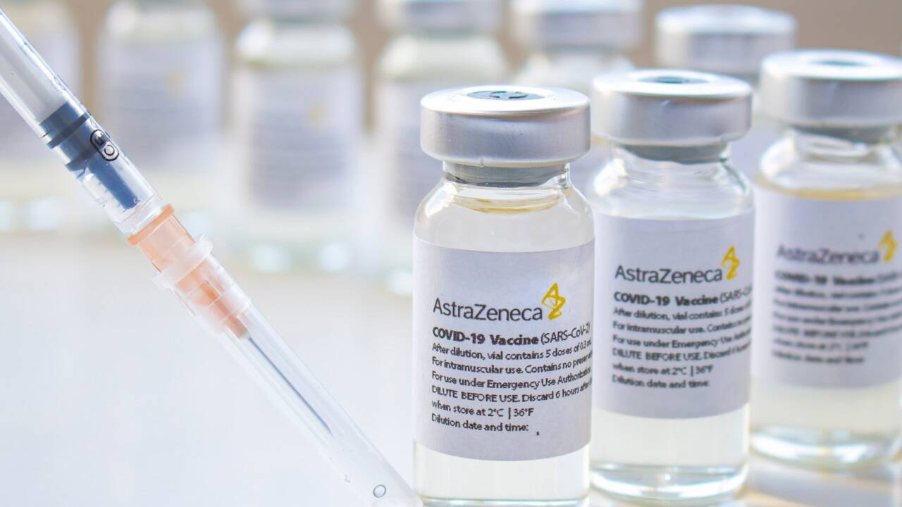 Eine Zivilkammer des Oberlandesgerichts Bamberg verurteilte AstraZeneca zu einer umfassenden Auskunft über Nebenwirkungen seines Corona-Impfstoffs.  Eine Zivilkammer des Oberlandesgerichts Bamberg verurteilte AstraZeneca zu einer umfassenden Auskunft über Nebenwirkungen seines Corona-Impfstoffs.