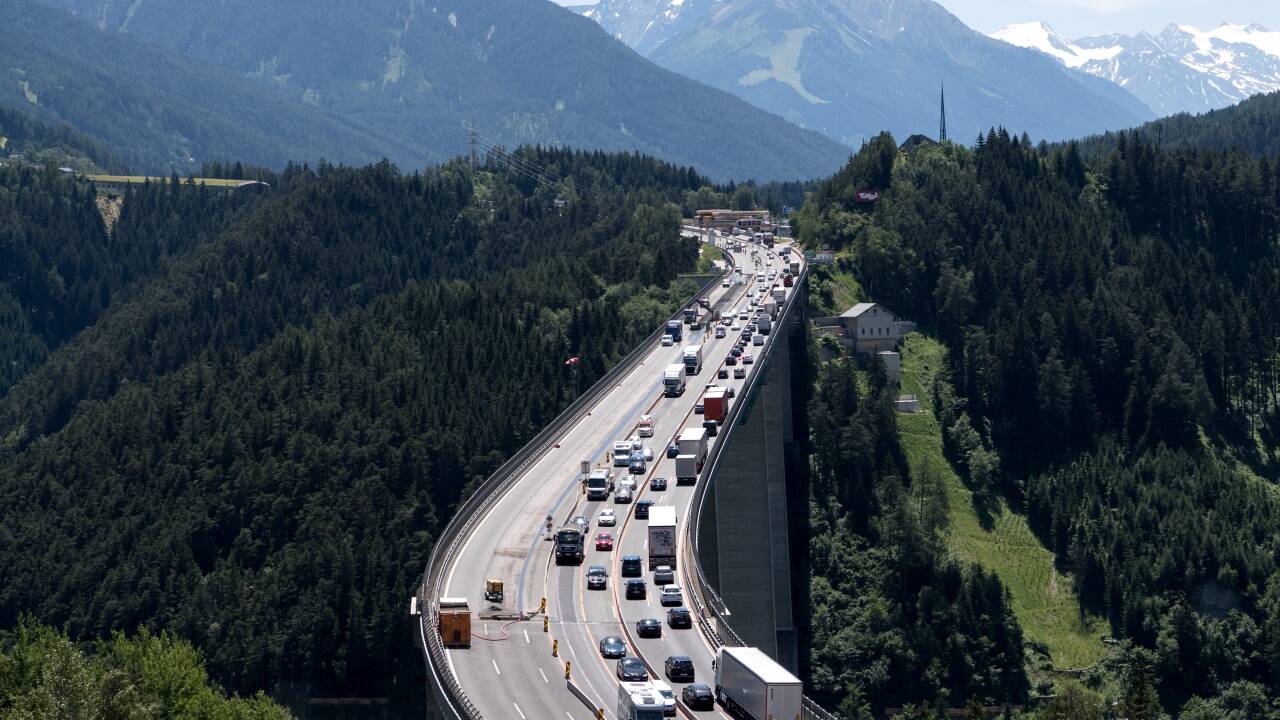 2,4 Millionen Lkw fuhren 2023 auf der Brennerautobahn. 