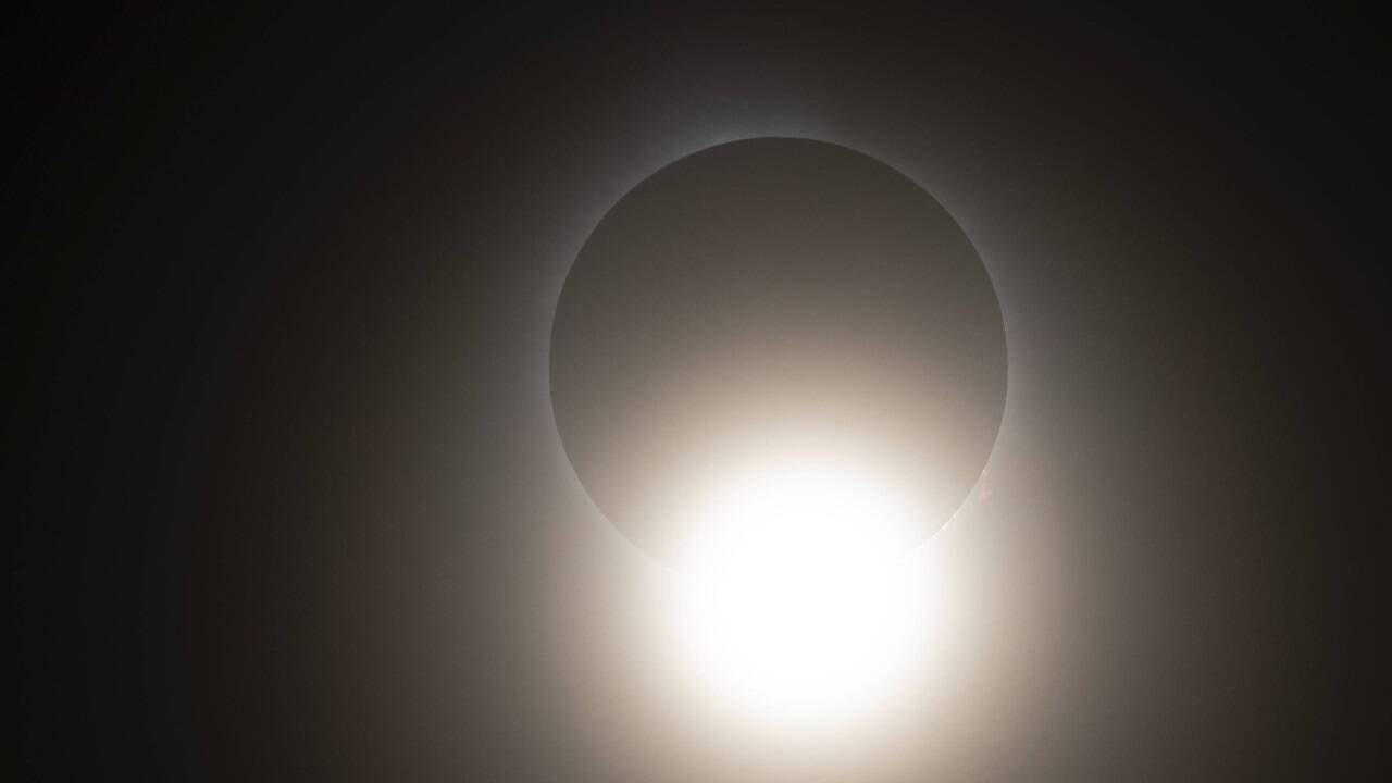Der Diamantringeffekt war am Montag in in der US-amerikanischen Stadt Cleveland zu sehen. Der Effekt tritt auf, wenn der Mond die Sonne teilweise verdeckt.  