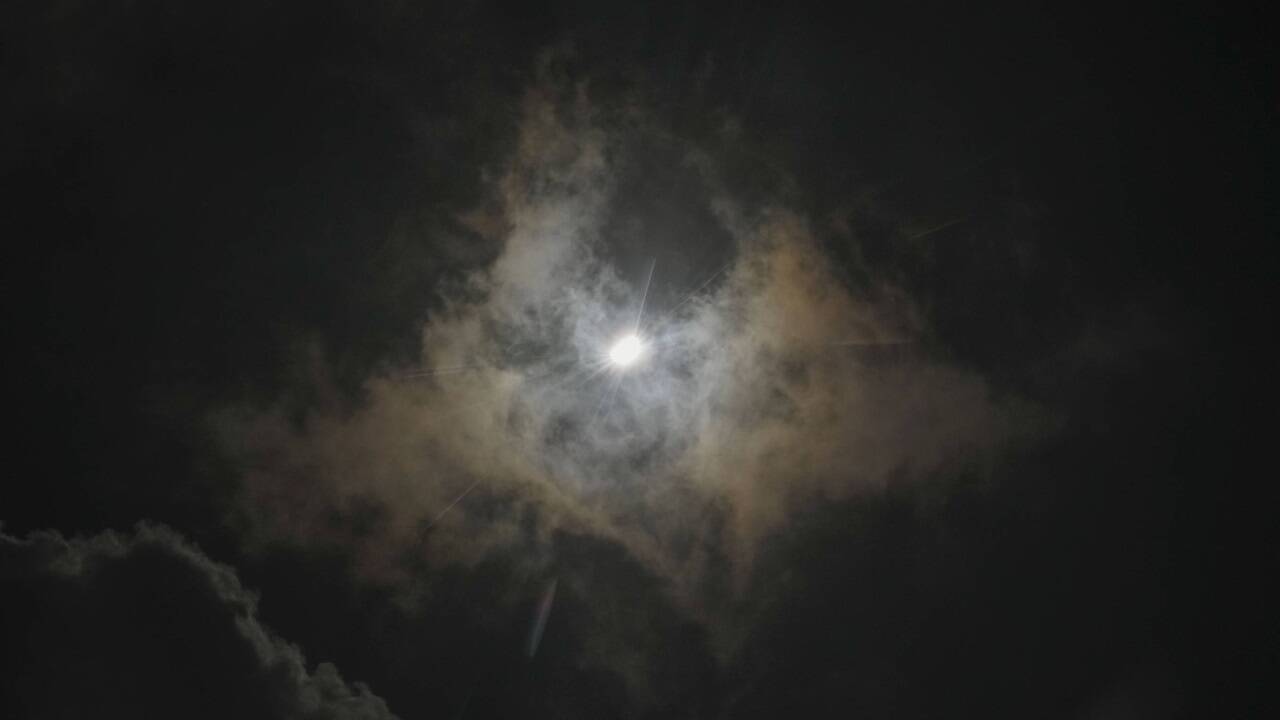 Der Mond verdeckt die Sonne teilweise während einer totalen Sonnenfinsternis. Eine Luftaufnahme aus einer Cessna 172 über Arkadelphia. 