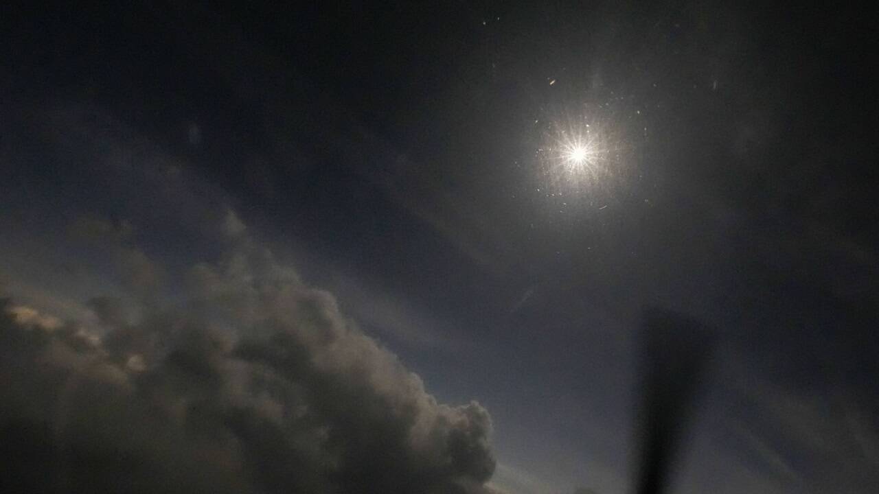 Der Mond verdeckt die Sonne teilweise während einer totalen Sonnenfinsternis. Eine Luftaufnahme aus einer Cessna 172 über Arkadelphia. 