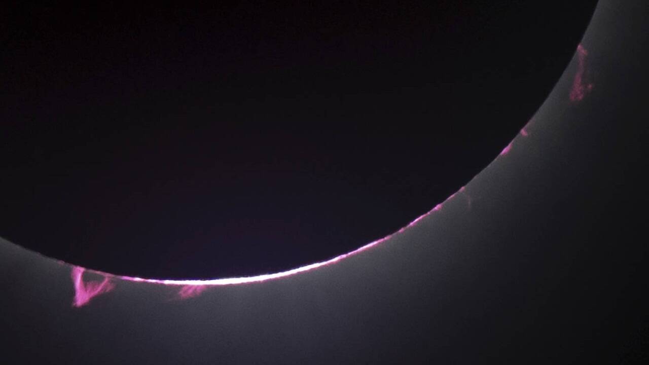 Sonneneruptionen und eine Sonnenprotuberanz sind zu sehen, als der Mond die Sonne während einer totalen Sonnenfinsternis vom Progressive Field in Cleveland aus verdeckt. 