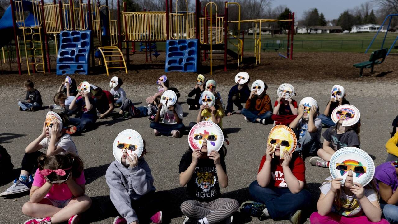 Kindergartenkinder mit ihren eigenen Masken.  