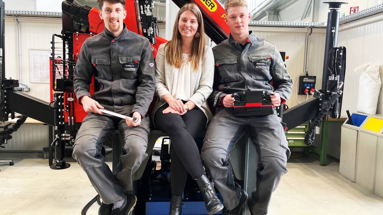 Sie haben die Matura gemacht und über die Duale Akademie am Palfinger-Campus in Lengau angeheuert: Simon Gangl (Lehrling Maschinenbau), Magdalena Fink (ausgelernte Speditionskauffrau), Lukas Rebhan (Lehrling Maschinenbau) (von links). 