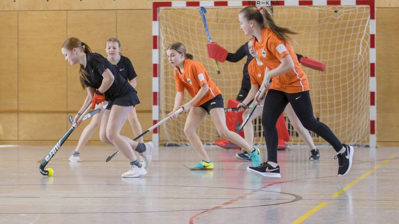 Ein starkes Team: Die Schülerinnen aus dem Gymnasium der Herz-Jesu-Missionare beim Training in der Schule. 