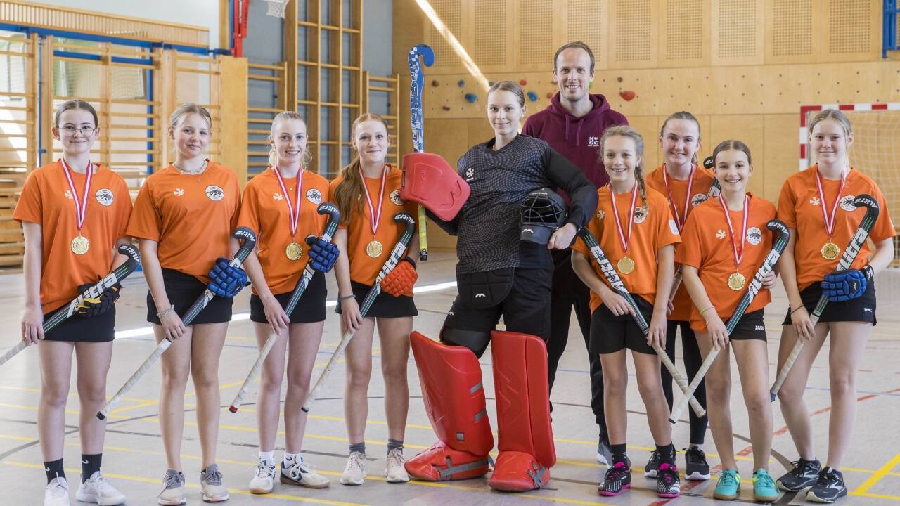 Die Schülerinnen aus zwei dritten und einer vierten Klasse entschieden das Bundesfinale für sich: Olivia Pamminger, Katharina Leimgruber, Isabella Jenner, Sophie Frisch, Torfrau Romy Stechemesser, Victoria Pann, Fabiola Mertlseder, Lina Einberger und Katharina Nobis (von links). Hinten Sportlehrer Reinhold Pann. Fünf Mädchen trainieren auch außerhalb des Herz-Jesu-Gyms im Schulverein, der DSG Liefering. 