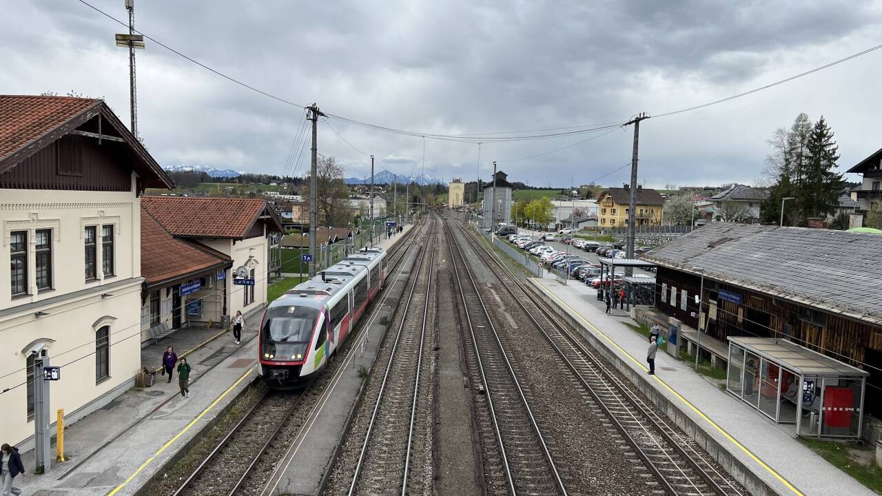 Die Bestandsstrecke soll durch den Flachgautunnel entlastet werden. Im Bild der Bahnhof Seekirchen.  
