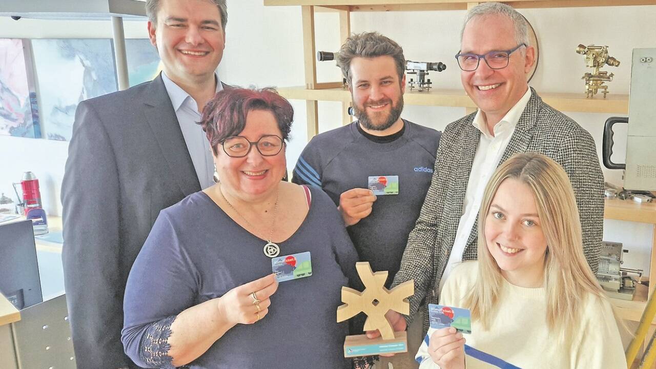 Jobticket-Champion aus dem Pinzgau: Christian Schernthaner (Salzburger Verkehrsverbund) überreichte den Award. Links im Bild mit Alexandra Rosa, Markus Buchmayr, Bernhard Rosa und Belinda Gold (alle Firma Hochmair & Partner). 