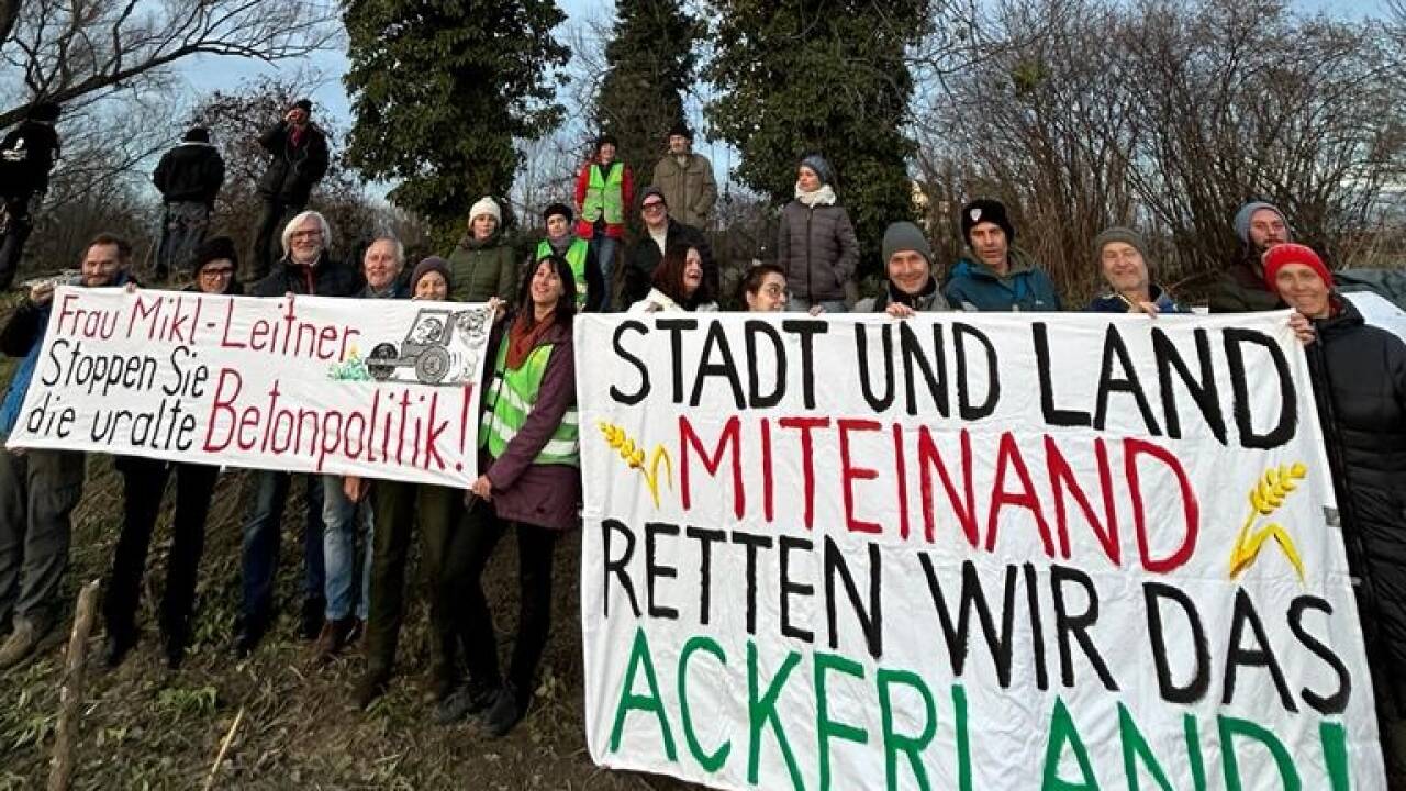 Bauern und Umweltschützer demonstrieren gegen die Ostumfahrung von Wiener Neustadt.  Bauern und Umweltschützer demonstrieren gegen die Ostumfahrung von Wiener Neustadt.