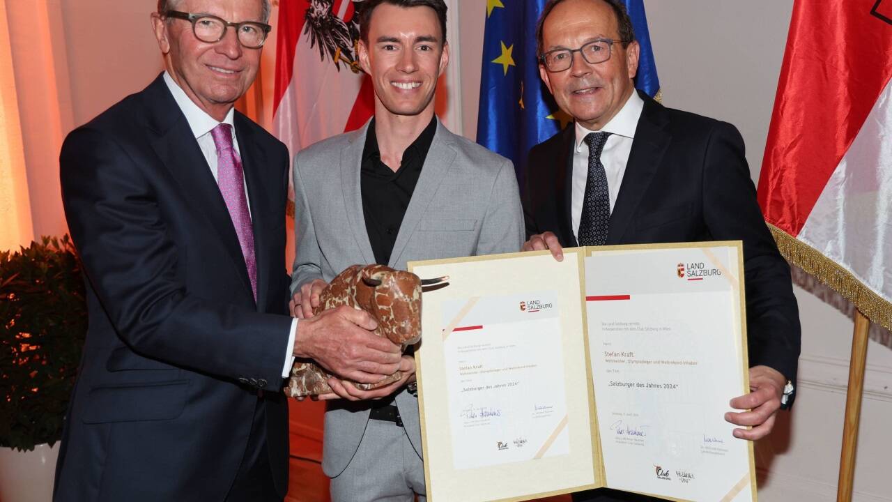 Landeshauptmann Wilfried Haslauer mit Preisträger Stefan Kraft und Peter Haubner, dem Präsidenten des Club Salzburg (von links nach rechts). 