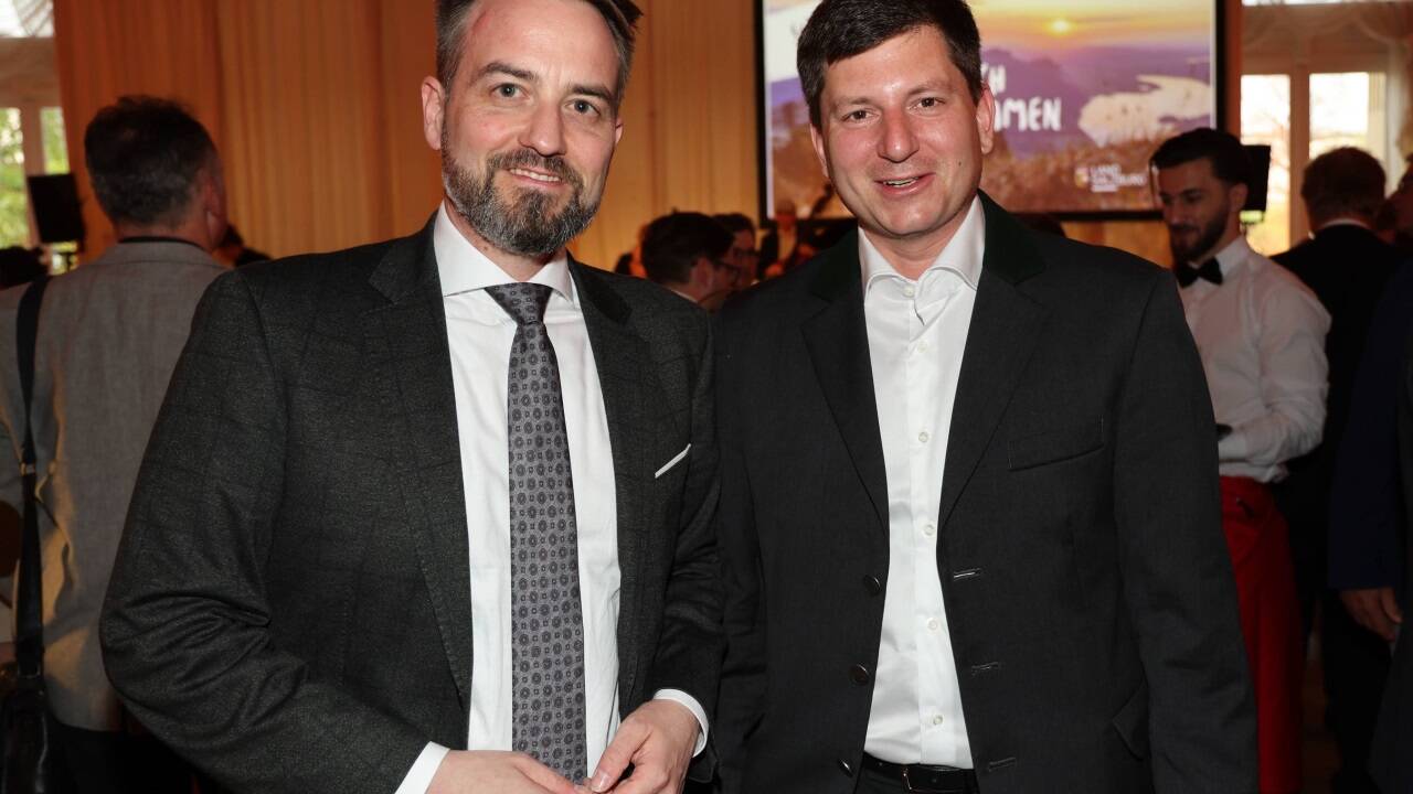 Salzburg AG Chef Michael Baminger und SN-Geschäftsführer Maximillian Dasch 