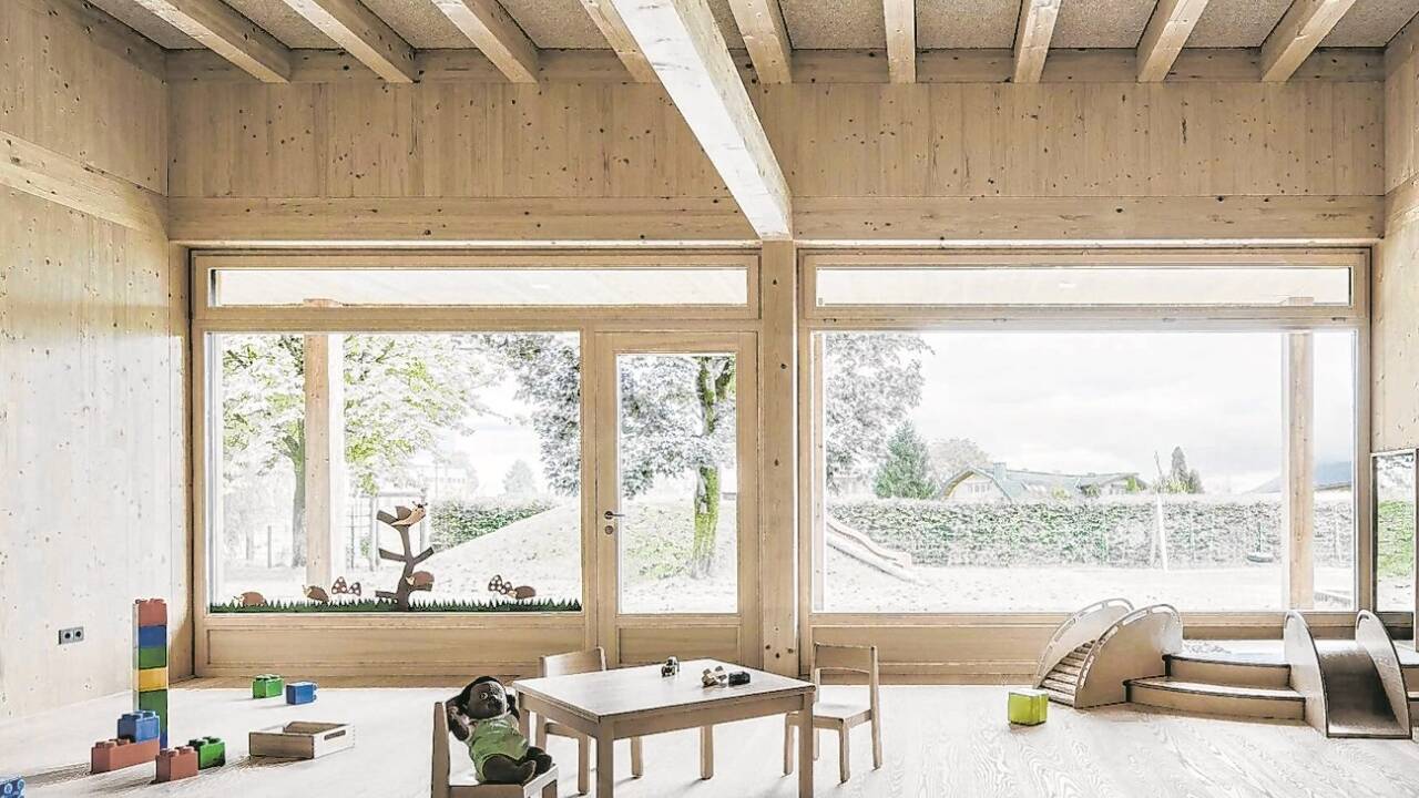 Holz wohin das Auge reicht im Krabbelhaus in Siezenheim. Bild:  architekturbüro dunkelschwarz  Holz wohin das Auge reicht im Krabbelhaus in Siezenheim. Bild:  architekturbüro dunkelschwarz