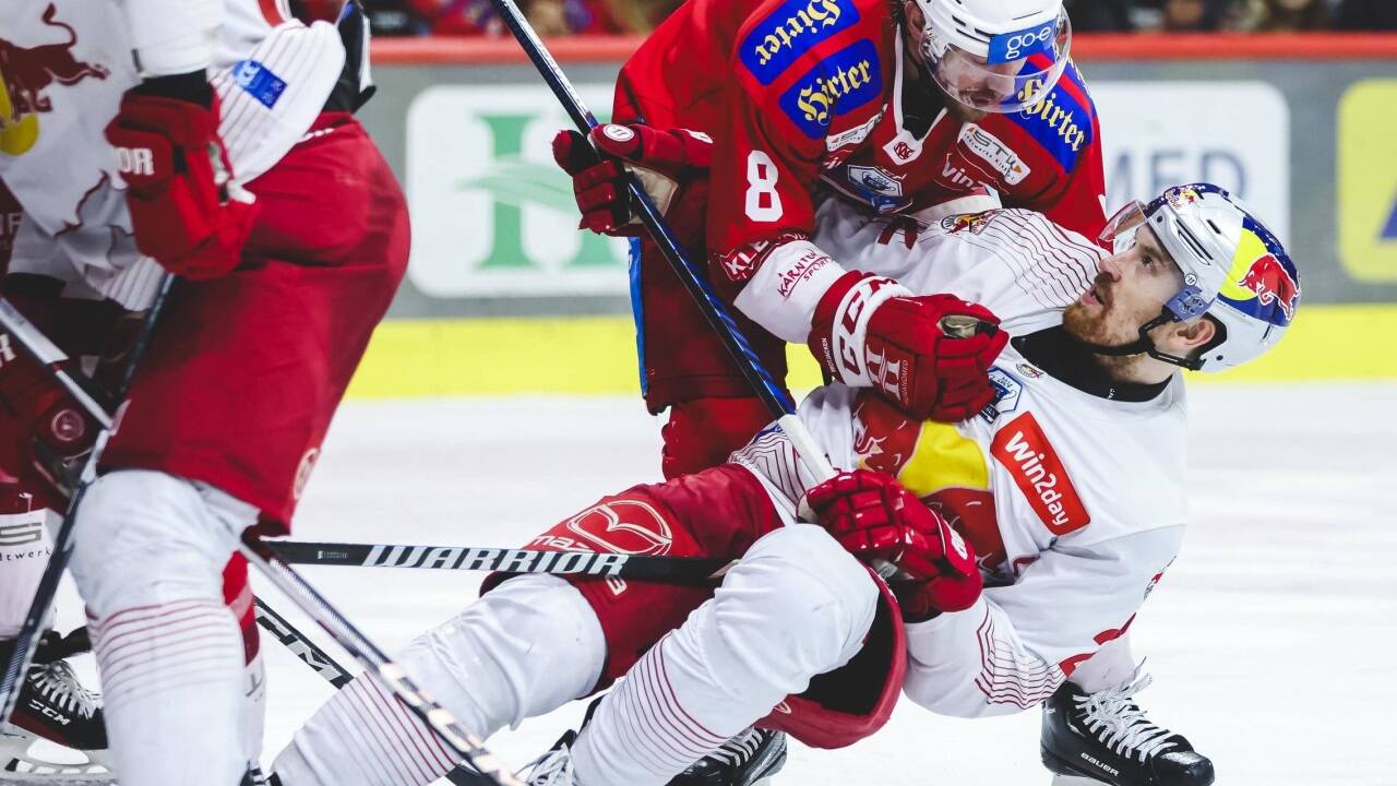 Nick Petersen hat Salzburgs Tyler Lewington fest im Griff. 