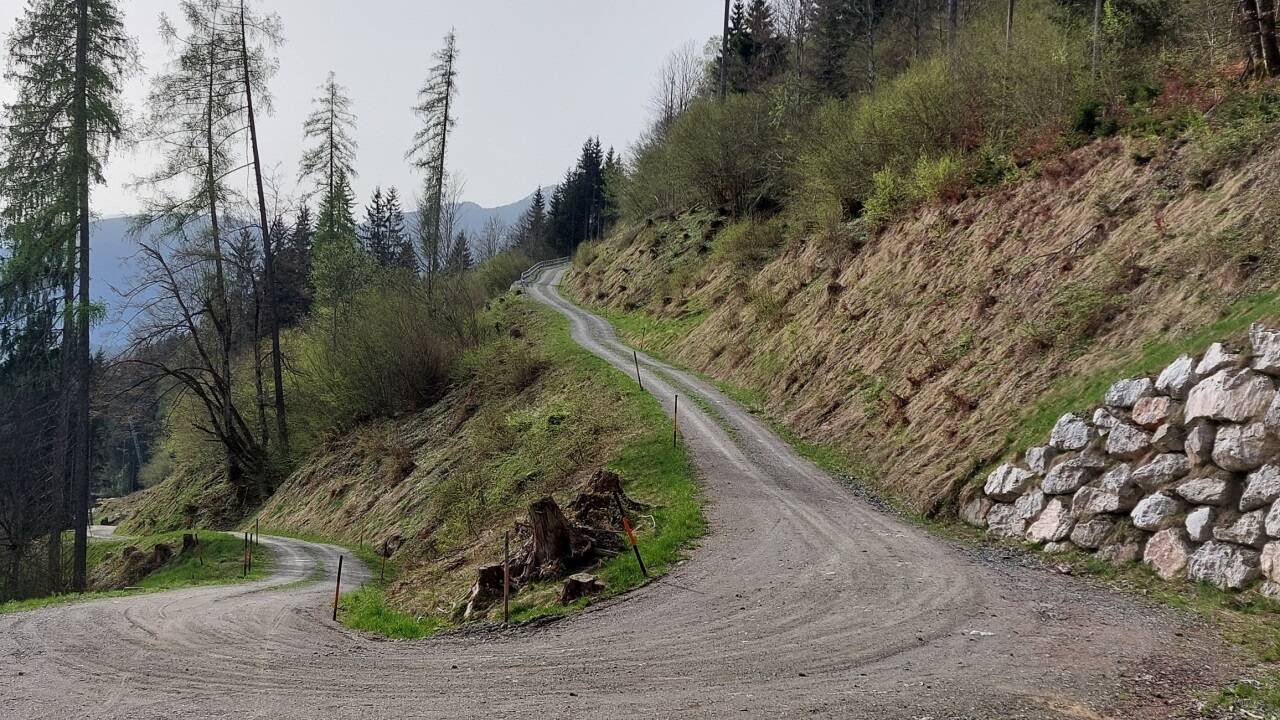 Die Zufahrt führt durch geologisch schwieriges Gelände. 