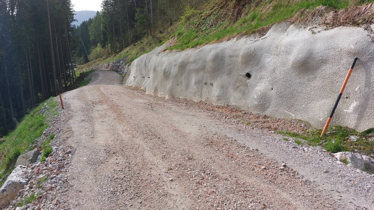 Die Straße musste wegen Rutschungen schon mehrmals repariert werden. 