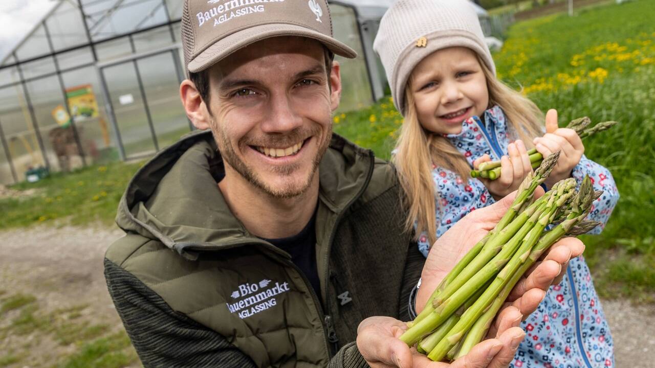 Anton Spitzauer – im Bild mit seiner vierjährigen Tochter Sophie – baut in St. Georgen auch Spargel an. 