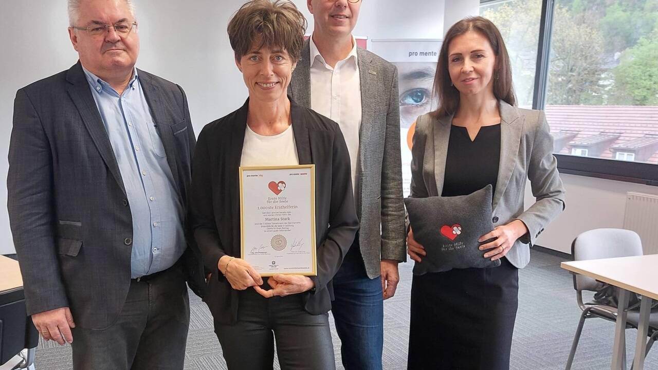 Martina Stark (2. v. l.) ist die 1000. Person, die den Kurs „Erste Hilfe für die Seele“ bei Pro Mente absolviert hat. Im Bild mit Josef Demitsch, Alfons Riedlsperger und Elisabeth Gruber von Pro Mente.  