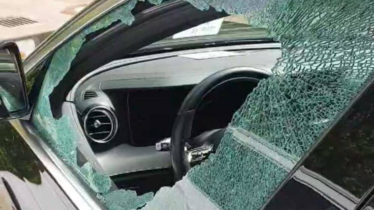 Zertrümmerte Seitenscheibe an Salzburger Taxi. Zertrümmerte Seitenscheibe an Salzburger Taxi.