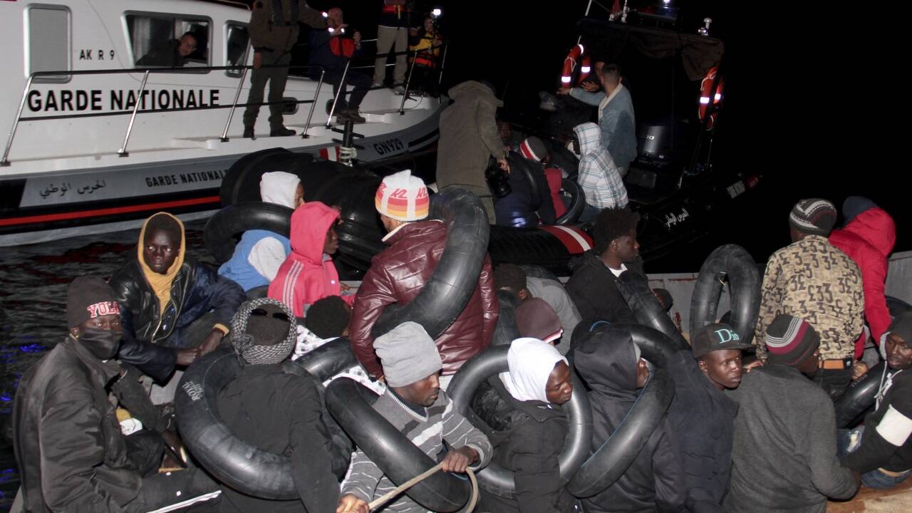 Patrouillenboote der tunesischen Nationalgarde brachten zuletzt viele Flüchtlingsboote, die Richtung Italien gestartet waren, wieder zurück an die Küste Afrikas. 
