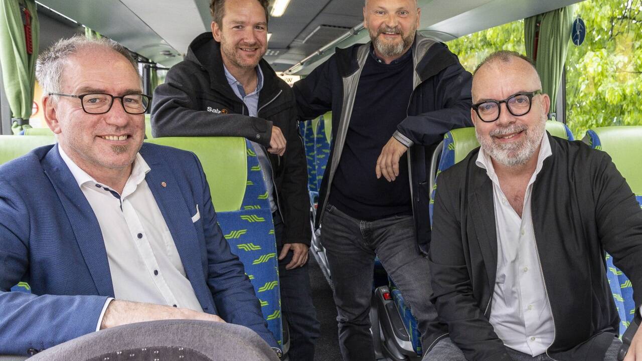 Gehen optimistisch in die zweite Bussaison (v. l.): Bgm. Alexander Stangassinger, Manfred Mader (Salzwelten), Andreas Klimitsch (Zinkenlifte) und TVB-Chef Rainer Candido.  Bild:  
