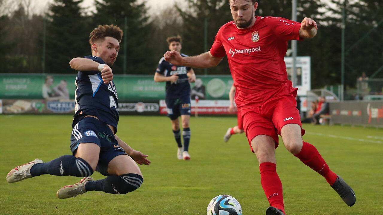 Fabian Büchele (rechts) schlug mit Seekirchen die Anifer. 